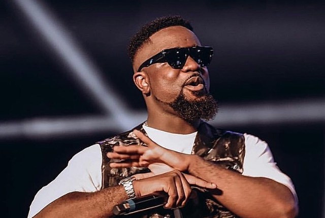 ‘Work smart, make money and enjoy life with your loved ones’ – Sarkodie advises
